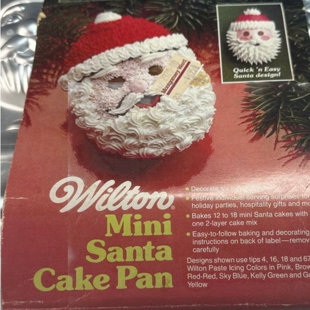 Wilton (EUC) Set of 4 Christmas Cake Pans - Picture 8 of 8